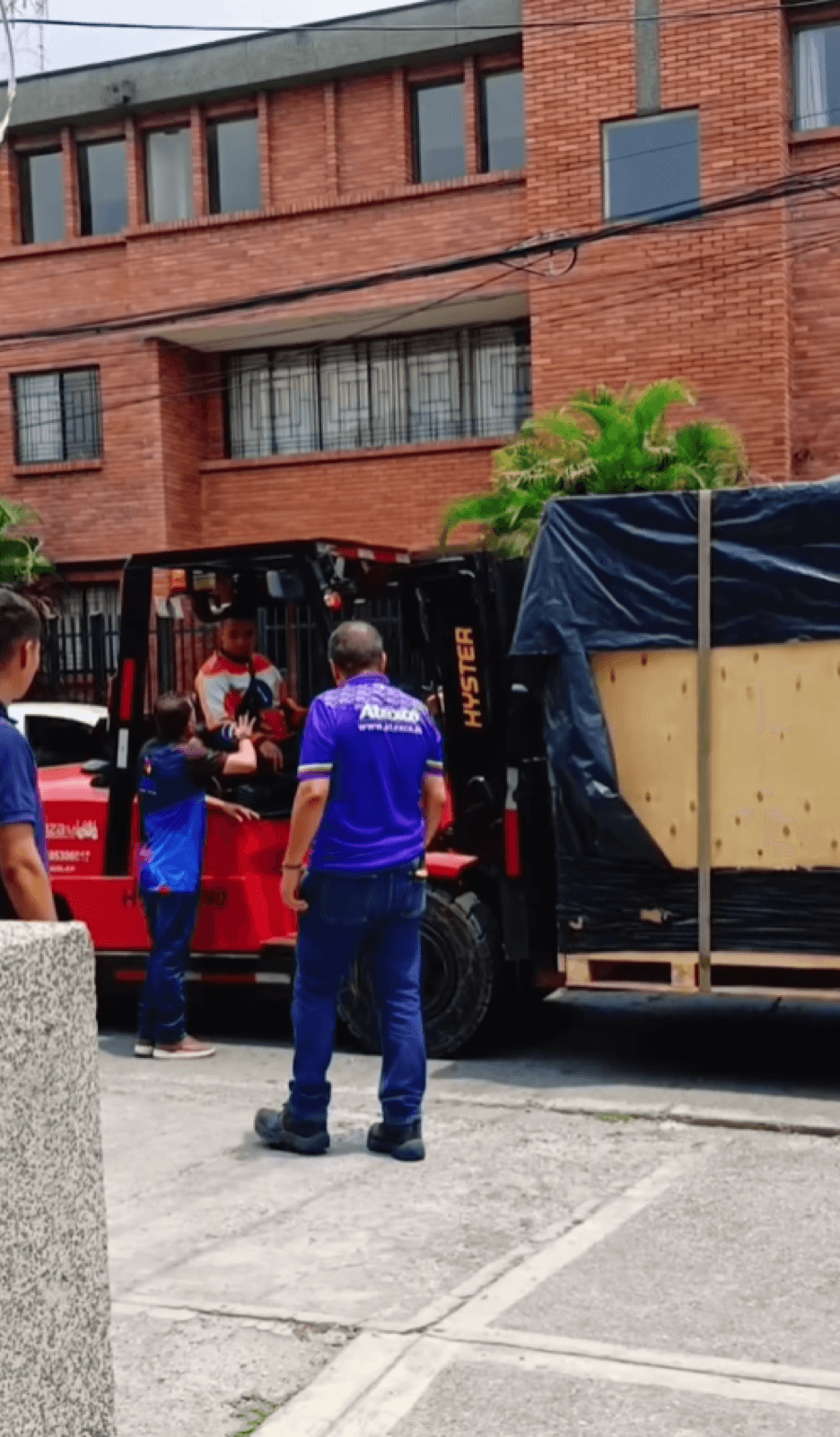 Despacho de maquinaria textil desde nuestra bodega en Bogotá