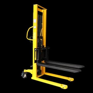 Forklift SFH2016 elevando carga en bodega